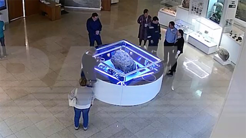 В музее над челябинским метеоритом самопроизвольно поднялся купол